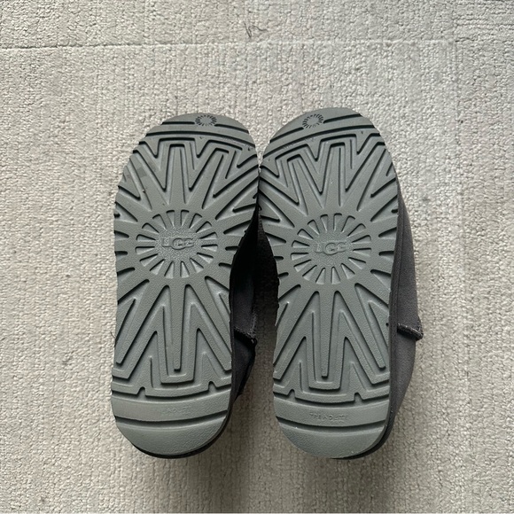 UGG Classic Slippers - Picture 5 of 6